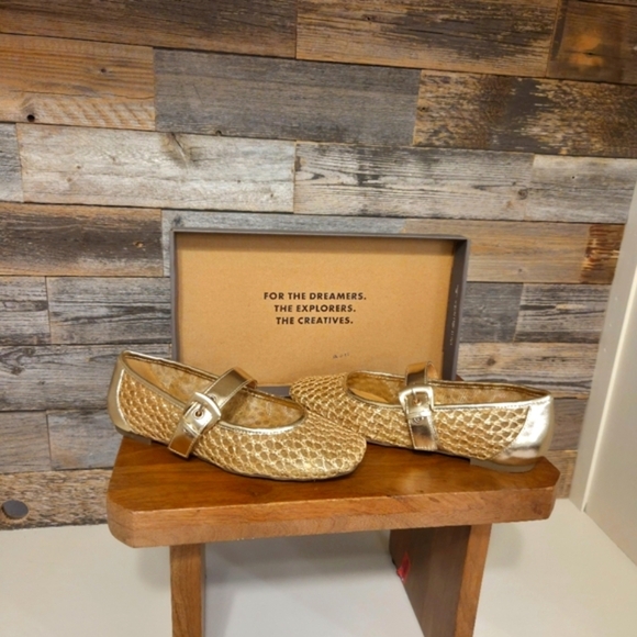 Crown Vintage Elegant Gold Flats with Woven Texture And A Buckle Closure - Picture 7 of 10